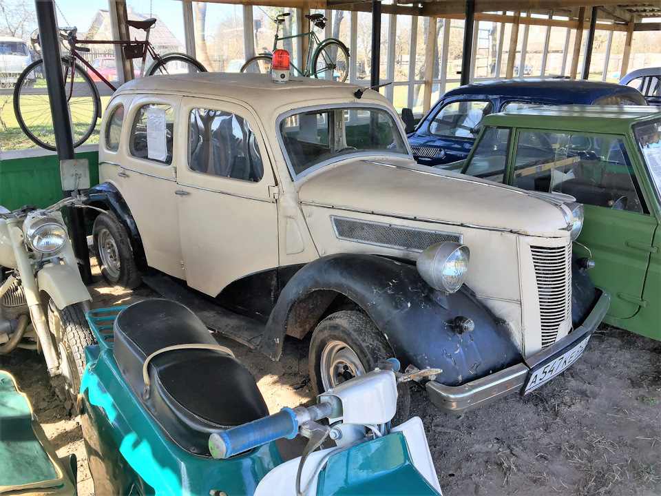 Вот она странная помесь Ford Prefect c эмблемой от Opel. Решетки (да, впрочем, и не только они) тоже не очень-то и родные…