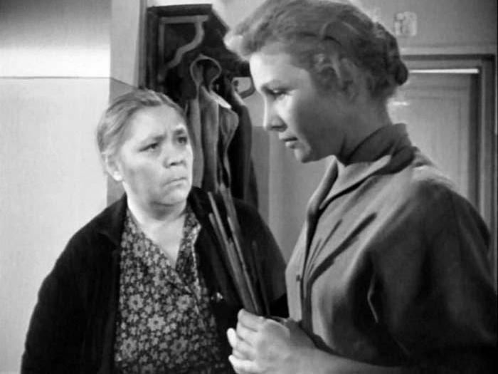 Кадр из фильма *Дом, в котором я живу*, 1957 | Фото: stuki-druki.com «ЛИЦО ВСЕХ МАТЕРЕЙ ВОЙНЫ»: ПОЧЕМУ ВАЛЕНТИНА ТЕЛЕГИНА НЕ ИГРАЛА БОЛЬШИХ РОЛЕЙ В КИНО