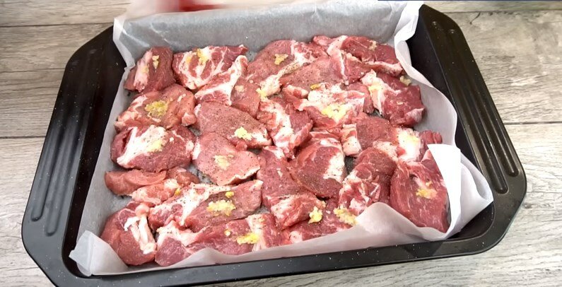 Мясо в бумаге: получается золотистое, как-будто его пожарили на сковороде, готовится без масла, и брызг.