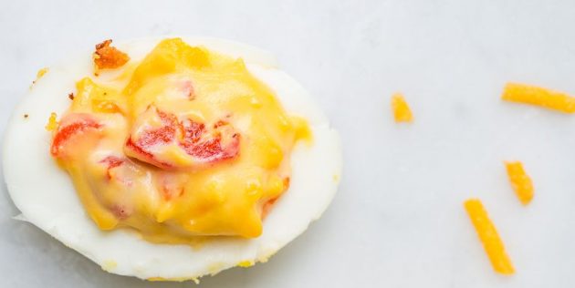 Фаршированные яйца с сыром и болгарским перцем