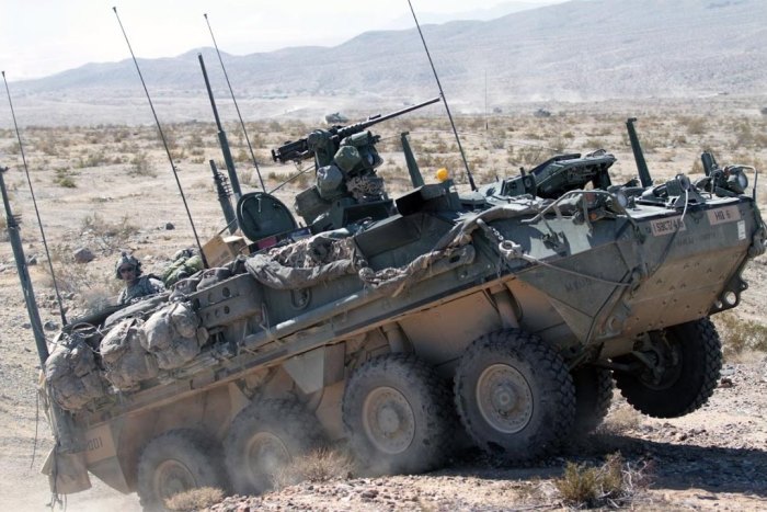 Бронетранспортер IAV Stryker.