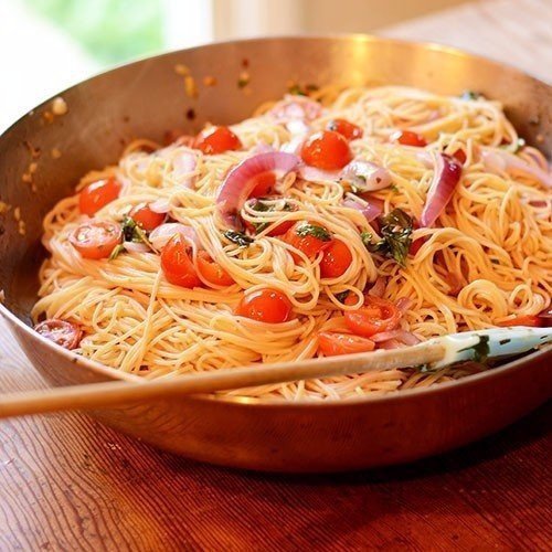 Паста с томатами черри и базиликом - кулинарный пошаговый рецепт с фото на KitchenMag.ru Паста с томатами черри и базиликом - кулинарный пошаговый рецепт с фото на KitchenMag.ru
