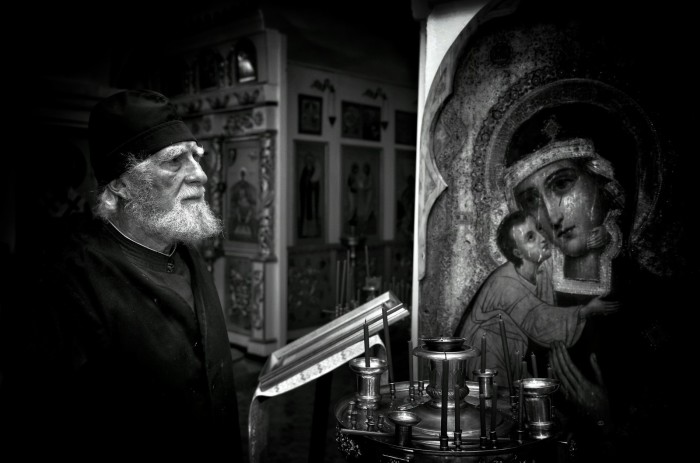 Святой отец во время молитвы. Автор фотографии: Роман Мордашев (Mordashev Roman). 30 самых интересных и удивительно красивых снимков от российских фотографов клуба Russian Photo Club