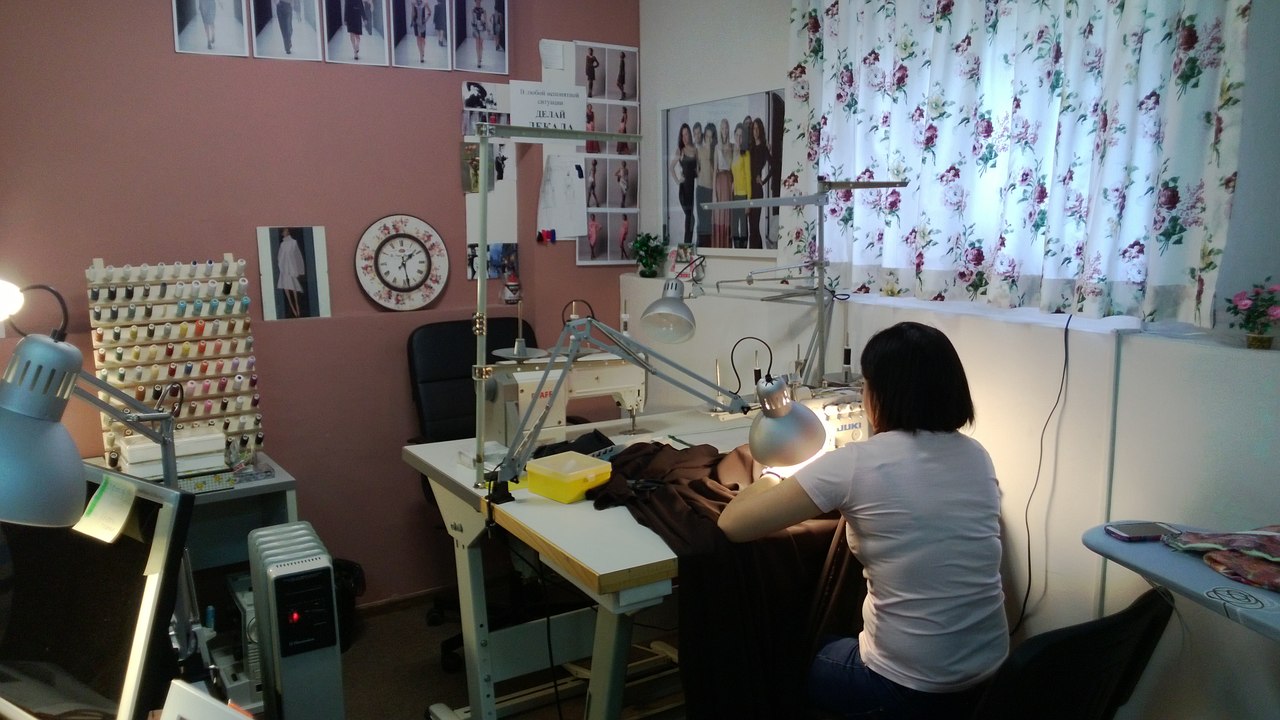 Стрижки на средние волосы фото стрижек Casual wear - Wikipedia