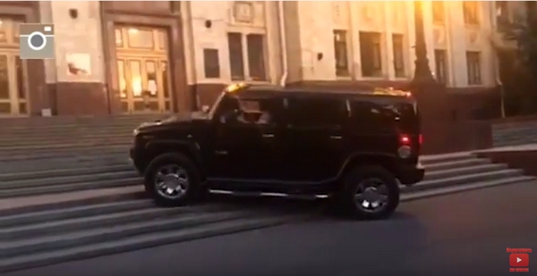 "Мажоры" на Hummer заехали на крыльцо главного здания МГУ