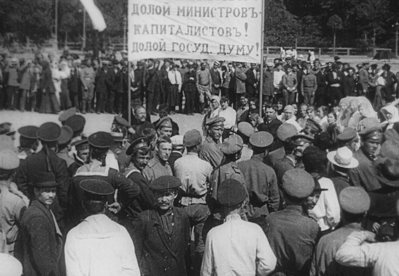 Человек с машиной времени: почему обязательно нужно посмотреть «Годовщину революции» Человек с машиной времени: почему обязательно нужно посмотреть «Годовщину революции»