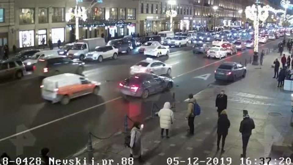 В Сети появилось видео ДТП на Невском проспекте