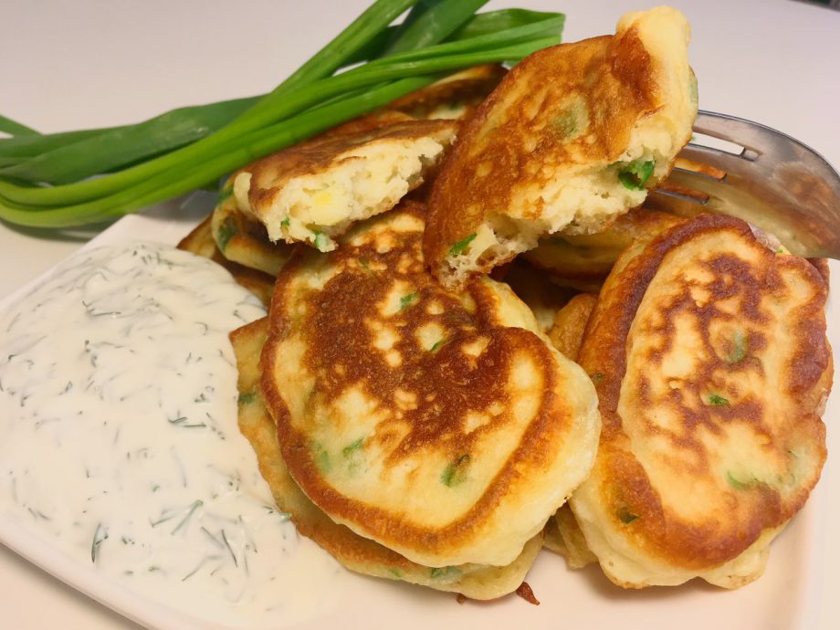 Пышные, аппетитные да еще и с вкуснейшим соусом. Такие оладушки — это нечто