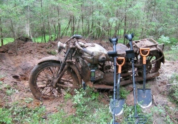 Находка в лесу при помощи металлоискателя.  Советский мотоцикл Л-300.