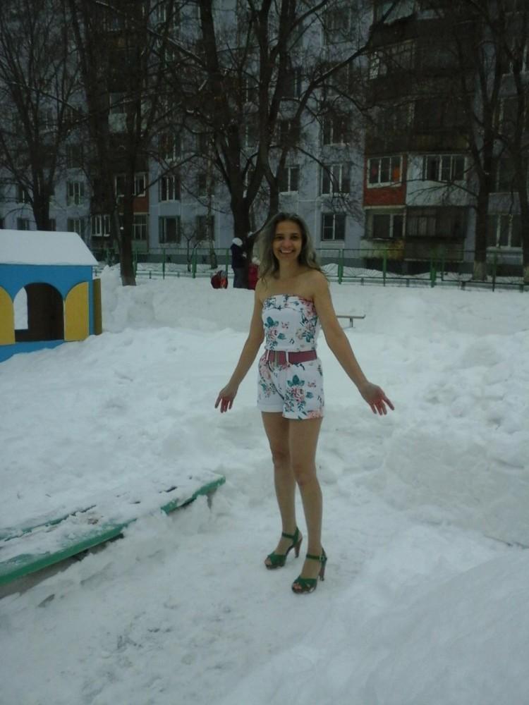 Жительница Тольятти всю зиму ходит в летней одежде и легкой обуви (9 фото) Жительница Тольятти всю зиму ходит в летней одежде и легкой обуви (9 фото)