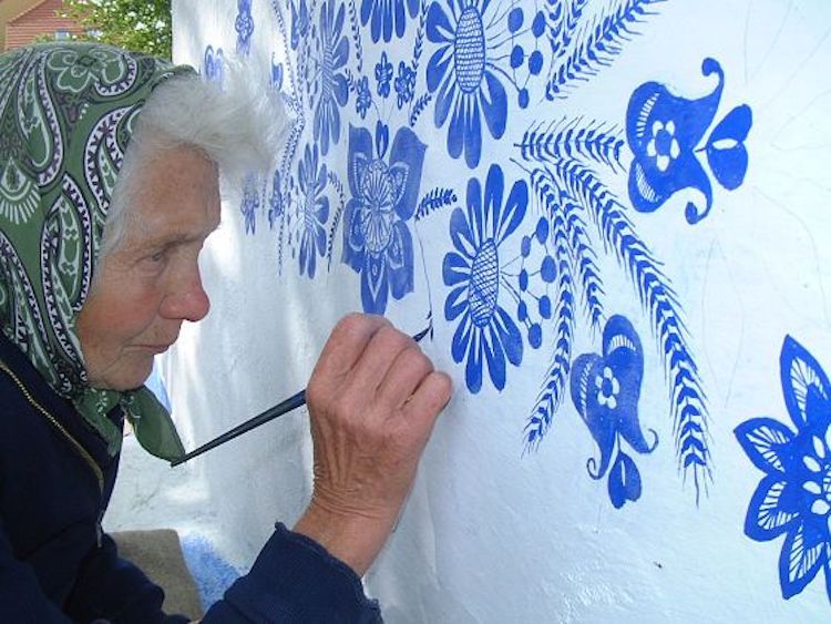 90-летняя жительница Чехии превратила свою деревню в арт-галерею