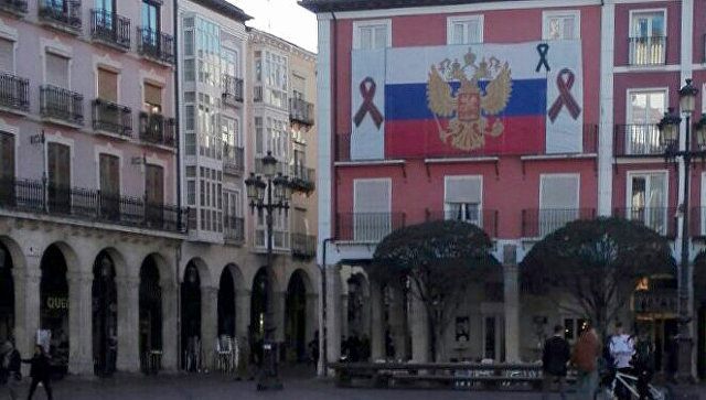 Испанский город повесил флаг РФ в память жертв теракта в Петербурге