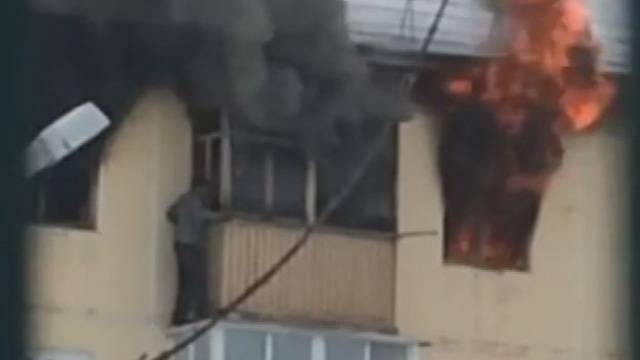 Очевидцы засняли на видео спасение мужчины при пожаре