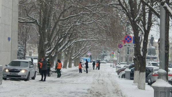 Дворники чистят тротуары около администрации Севастополя