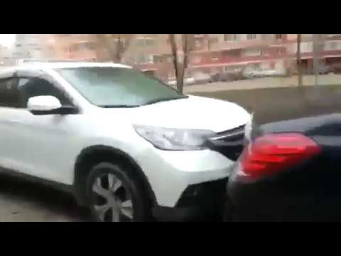 Так паркуются в Краснодаре. Перебил все машины во дворе. Так паркуются в Краснодаре. Перебил все машины во дворе.