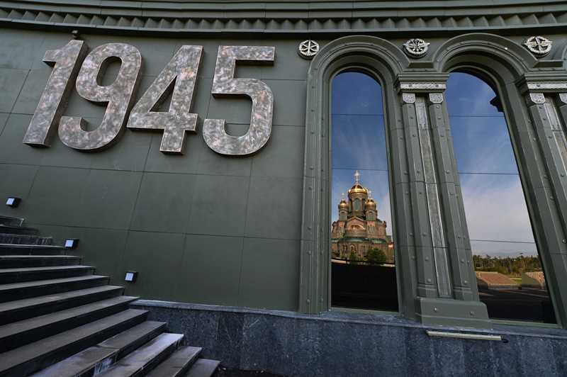 Освящен главный храм российской армии. Бой в защиту исторической памяти продолжается