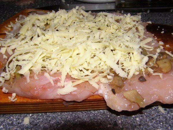 Сочные рулетики с грибами и сыром в сметанном соусе Сочные рулетики с грибами и сыром в сметанном соусе