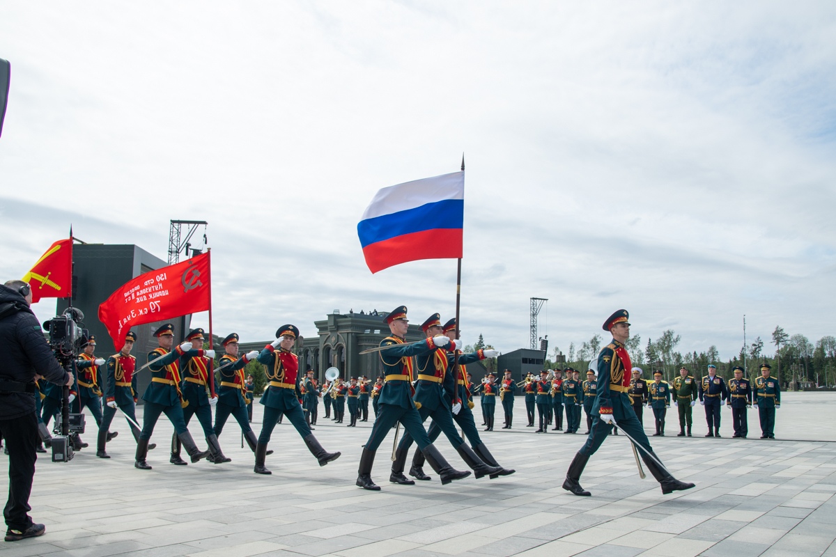 Освящен главный храм российской армии. Бой в защиту исторической памяти продолжается