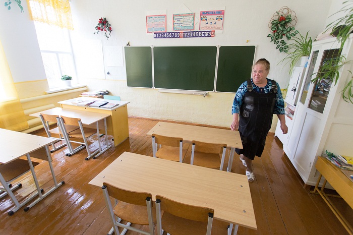 В деревенской школе всего три класса, в которых учатся четверо детей (Султаново, Челябинская область). В деревенской школе всего три класса, в которых учатся четверо детей (Султаново, Челябинская область).