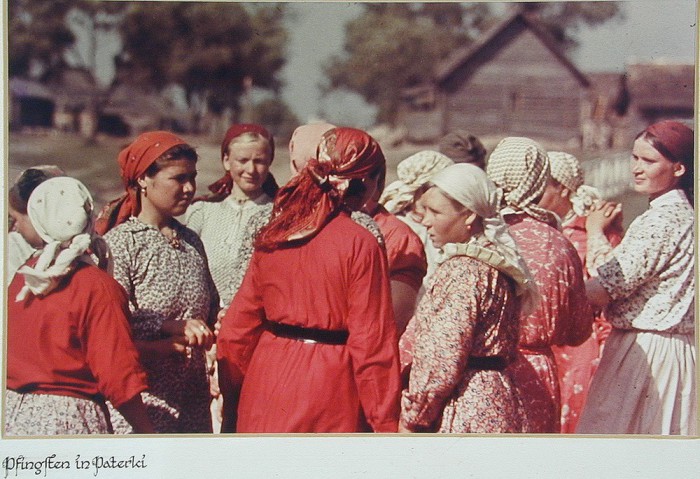 Советские крестьянки на день Святой Троицы. Деревня Патерки. Калужская область Советские крестьянки на день Святой Троицы. Деревня Патерки. Калужская область