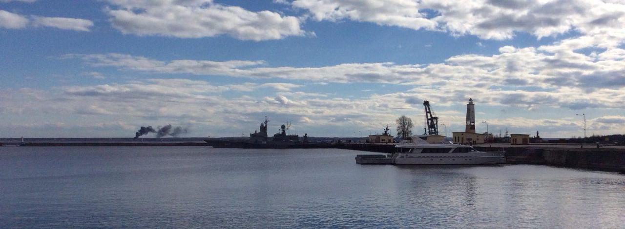 Эсминец США сорвал военно-морской парад в Петербурге Эсминец США сорвал военно-морской парад в Петербурге