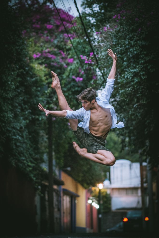 Чувственные портреты танцоров на оживленных улицах старинного Мехико