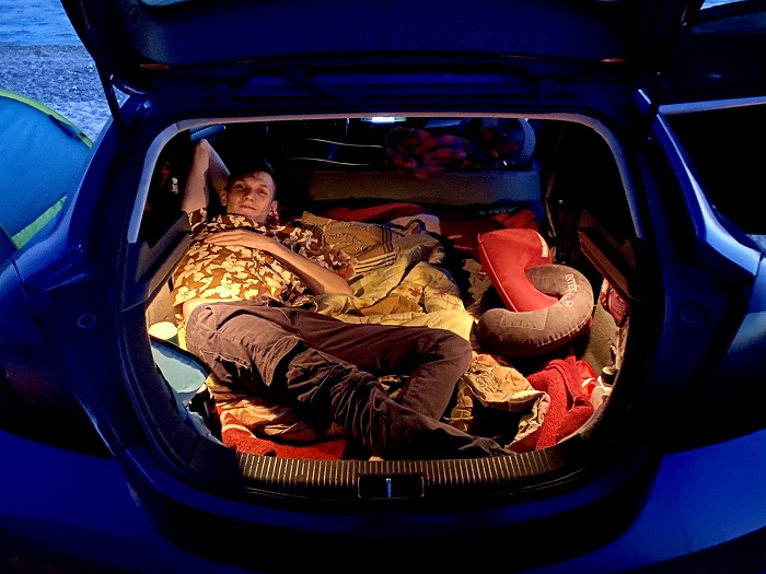 Комфортное размещение в автомобиле на ночевку/ Фото: drive2.ru Комфортное размещение в автомобиле на ночевку/ Фото: drive2.ru