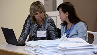 Члены избирательной комиссии во время подсчета голосов на одном из избирательных участков в единый день голосования. Члены избирательной комиссии во время подсчета голосов на одном из избирательных участков в единый день голосования.