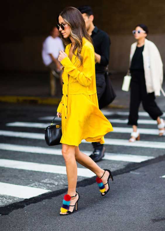 Желтое платье и босоножки с помпонами