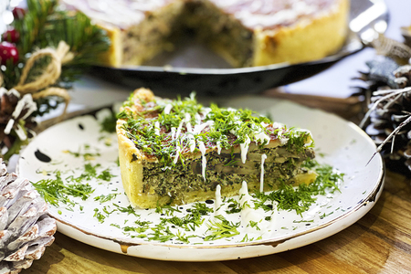 Фото к рецепту: Киш лорен - французский пирог со шпинатом и грибами