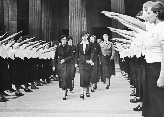 Встреча руководи- тельниц испанских женских движений. 21 апреля 1938 года