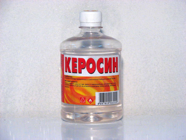 Керосиновое полоскание Никогда о таком не слышали? А вот в средней полосе России полоскать горло керосином при ангине пробуют до сих пор. Одного случайного глотка будет достаточно для сильнейших ожогов гортани и пищевода. В некоторых случаях полученные ожоги приводят к смерти.