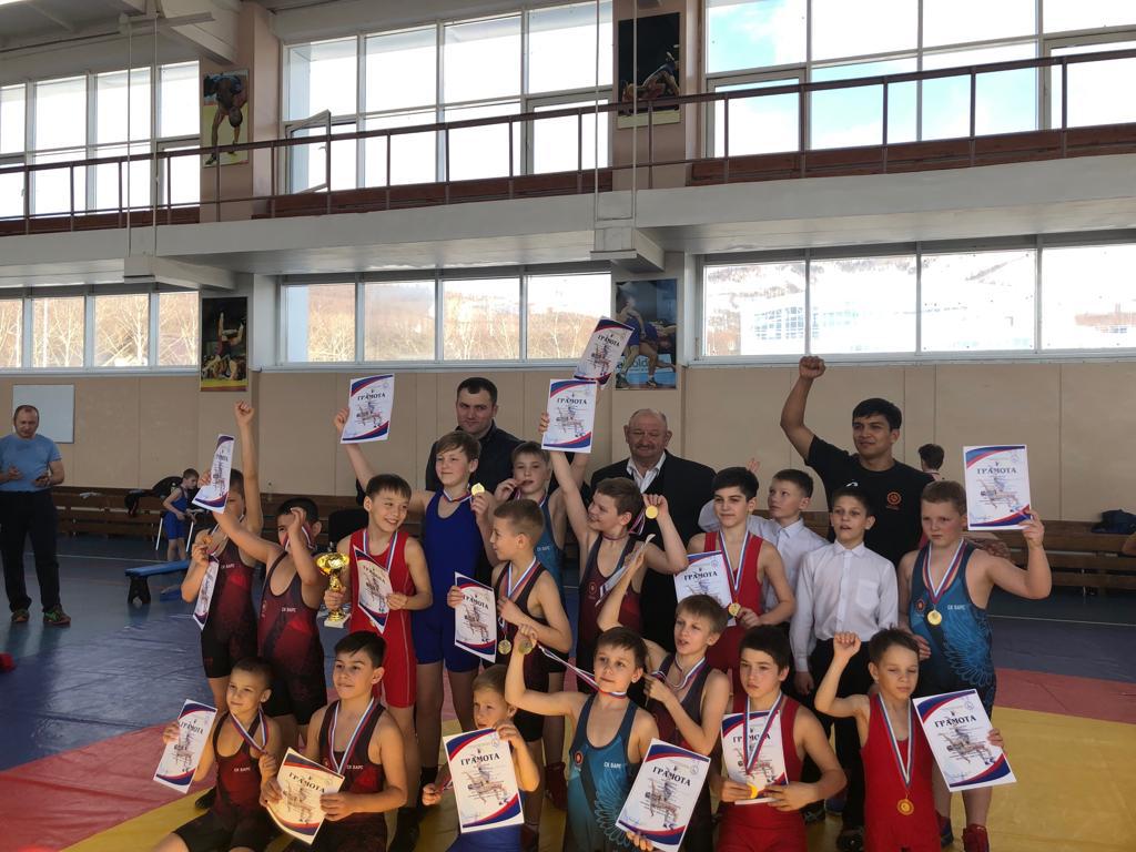 Сахалинские борцы сразились за Кубок спортивной школы самбо и дзюдо