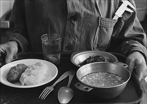 На фото обед в советской заводской столовке. Что не хватает?