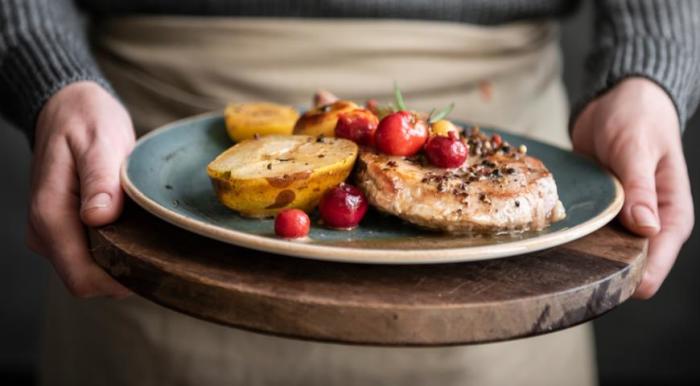 Свиные отбивные. \ Фото: gastronom.ru. 6 аппетитных блюд на ужин, которые можно приготовить за полчаса