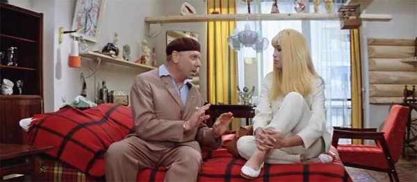 Квартирка у него — презанятная. С одной стороны, западный минимализм, с другой — становящаяся актуальной «русская старина».