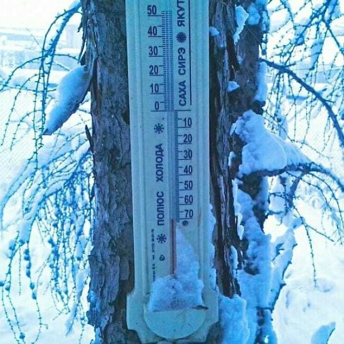 В Оймяконе так холодно, что электронный градусник не выдержал и сломался при температуре -62 °C, и глядя на эти фото его можно понять В Оймяконе так холодно, что электронный градусник не выдержал и сломался при температуре -62 °C, и глядя на эти фото его можно понять