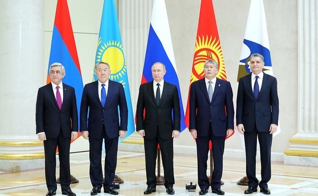 Должна ли Россия помогать соседям?