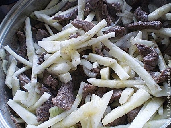 Говядина в остром соусе с маринованными огурцами