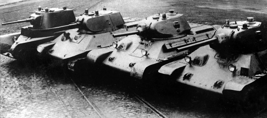 Довоенные танки производства завода №183 (г. Харьков). Слева направо: БТ-7 (А-8), А-20, Т-34-76 с пушкой Л-11 (1940 г.), Т-34-76 с пушкой Ф-34 (1941 г.) Источник – wikimedia.org - Краткая история советского танка | Военно-исторический портал Warspot.ru