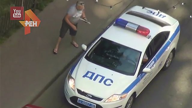 Полиция проводит проверку из-за видео о наглом гаишнике-взяточнике в Чехове