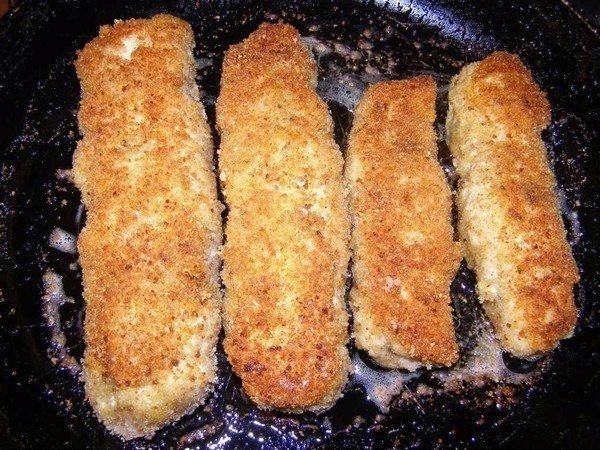 Сочные рулетики с грибами и сыром в сметанном соусе Сочные рулетики с грибами и сыром в сметанном соусе