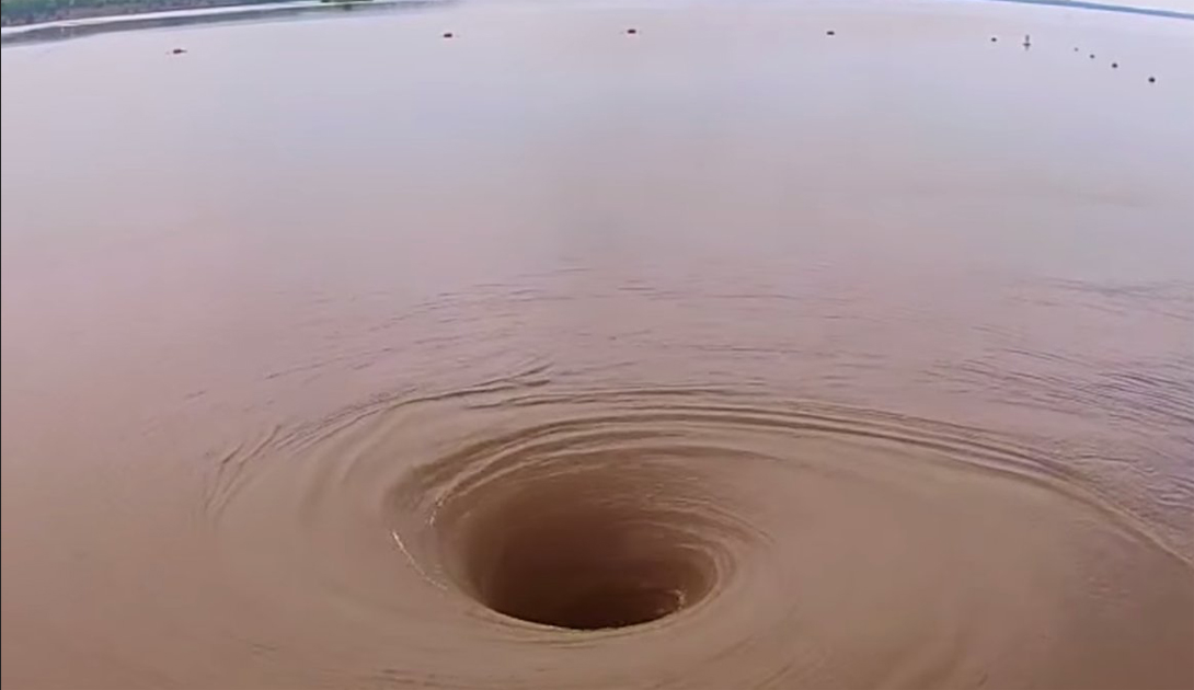Воронка в бездну. Самые опасные водовороты Воронка в бездну. Самые опасные водовороты