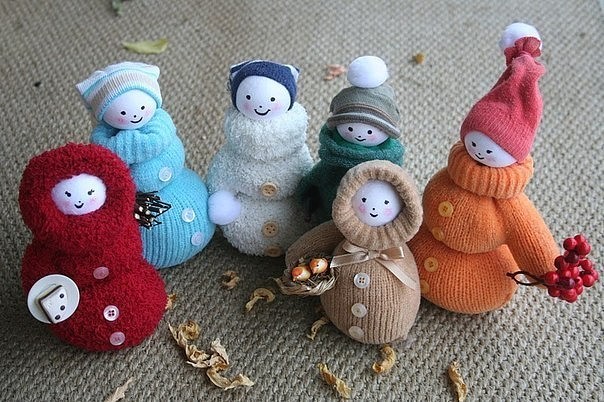 Милые снеговички из ненужных варежек
