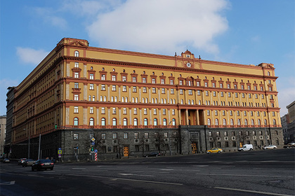 Пенсионер из Подольска бросил бутылку с красной краской в здание ФСБ на Лубянке