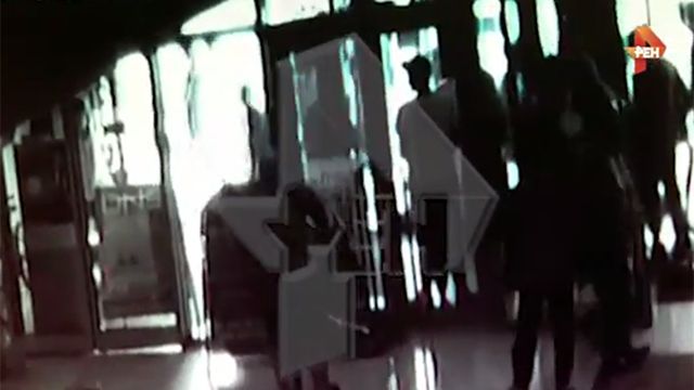 Видео: извращенца, напавшего на школьниц в подмосковном ТЦ, оттаскивали посетители