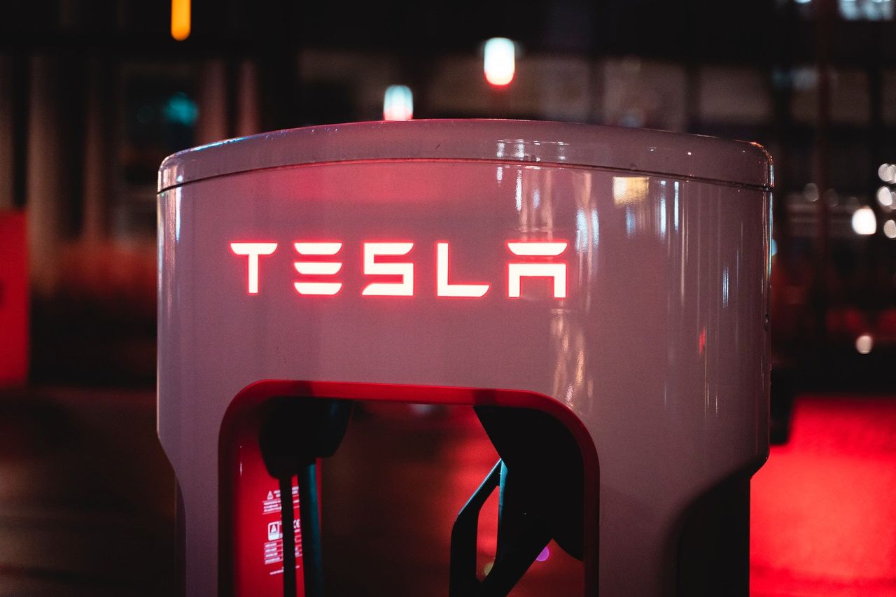 Tesla намерена наладить в Европе выпуск бюджетных электрокаров Tesla намерена наладить в Европе выпуск бюджетных электрокаров
