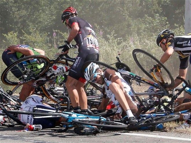 6 Массовый велозаезд Тур де Франс потерял равновесие знаменитости спорт спортсмены страшно фото
