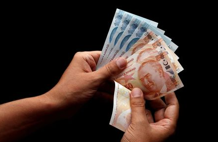 FILE PHOTO: Turkish lira banknotes are seen in this picture illustration in Istanbul, Turkey August 14, 2018. REUTERS/Murad Sezer/Illustration/File Photo FILE PHOTO: Turkish lira banknotes are seen in this picture illustration in Istanbul, Turkey August 14, 2018. REUTERS/Murad Sezer/Illustration/File Photo
