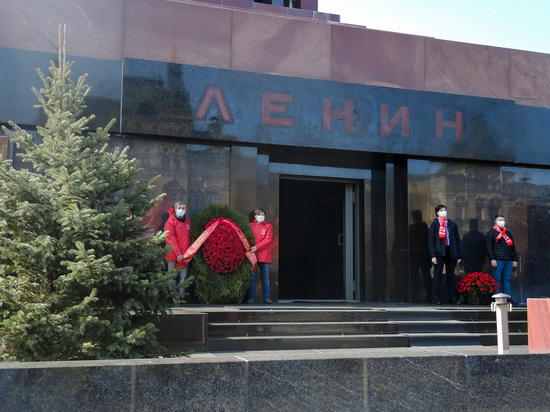Коммунисты обратились к Путину с требованием Коммунисты обратились к Путину с требованием "не маскировать" Мавзолей